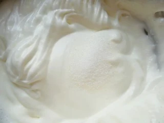 蜂窝煤戚风蛋糕,高速打发至出现明显的纹路,第三次加入最后三分之一的细砂糖。