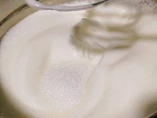 7寸中空戚风蛋糕(新手零失败),如图这个是加最后一次糖