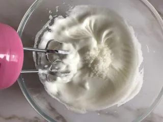 圣诞款红丝绒蛋糕,打至出现纹路加入第三次10g白砂糖,继续打发