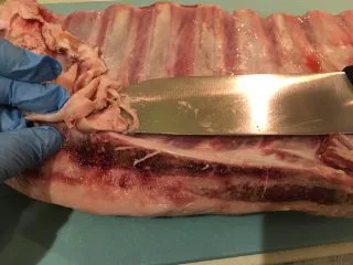 迷迭香烤羊排套餐,洗净后切去白色脂肪组织