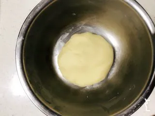 草莓挞（蛋挞皮➕蛋挞水通用）,揉成光滑的面团，在冰箱里冷藏一小时。如果冷藏过夜，第二天会很硬，可以用微波炉解冻一分钟使其变软一些再操作