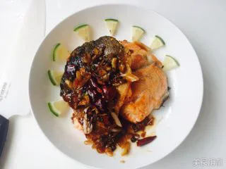 秘制干煎三文鱼 ,豪放点，直接浇汁也行。