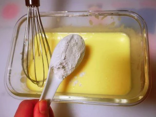 酸奶蛋(也可以用牛奶),放入5小勺面包粉(或面粉替代)