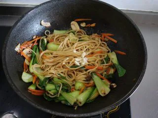 香炒意面|中式意面,最后加入1g盐、剩余蒜末;