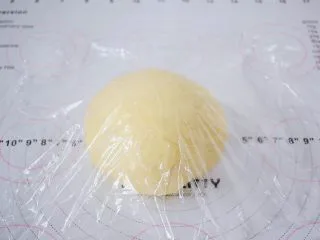日式炼乳手撕面包,取出面团排气后,滚团盖保鲜膜松弛15分钟
