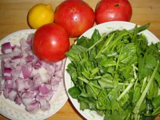 意大利美味——菠菜鸡肉排,菠菜洗净切小段，洋葱切小丁