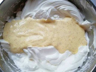 亚麻籽戚风蛋糕,再把混合好的亚麻籽蛋黄糊倒回到剩下的三分之二蛋白里面,以同样的手法继续混合均匀。