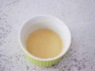 4寸KT猫抹茶慕斯蛋糕,把吉利丁粉隔水融化备用