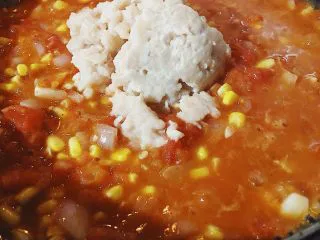 牧羊人派(Shepherd’s pie),放入鸡肉丁,大火快速翻炒。