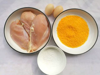 狂甩肯德基几条街的劲爆鸡米花,鸡胸肉3块,黄面包糠 200g,鸡蛋 2个,淀粉适量。
