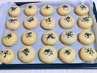 椰香桂花豆沙酥,再撒上黑芝麻。(白芝麻也可以)