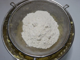 咸香芝士曲奇饼干,筛入低筋面粉。