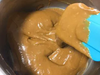 咖啡玉枕蛋糕,先用打蛋器低速搅拌均匀，再用刮刀翻拌均匀。