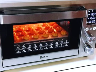 香酥仿真南瓜小饼干,上管165°,下管160°烤20分钟。(烤箱温度及时间仅供参考,具体根据自家烤箱性能另定)