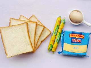 爆浆芝士火腿土司卷,准备材料:土司4片,火腿肠2根,芝士4片,鸡蛋1个。