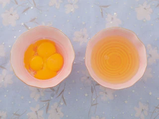 3款像云朵般柔软的瑞士卷,每一口都让人沦陷!,把鸡蛋的蛋清和蛋黄分离,蛋清放入冰箱冷藏五分钟。(碗一定要用无油无水的哦~