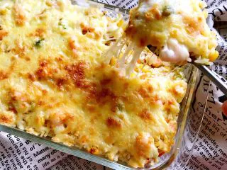 什锦虾仁焗饭,什锦虾仁焗饭做好了，拉丝效果棒棒哒，更吸引你的是不仅仅是外层能够拉丝，里面也有丝丝缕缕的芝士，充分展示了芝士焗饭的内涵和魅力！