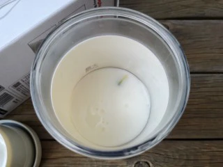 牛油果香蕉奶昔——敲好喝的夏日特饮,再倒入酸奶（喜欢吃甜的可以加少许蜂蜜）