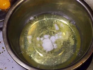 八寸戚风蛋糕,蛋白打入无油无水的盆中,放入20克白糖