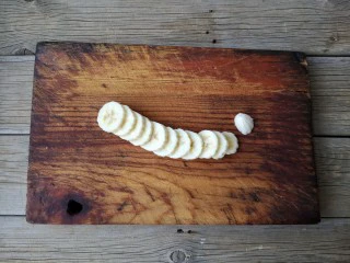 牛油果香蕉奶昔——敲好喝的夏日特饮,将准备好的香蕉切成片。