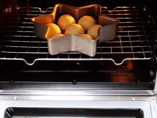 圣诞雪花豆沙包,把做好的面包胚放入烤箱进行二次发酵。