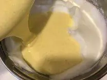 韩式—草莓蛋糕卷,再将这麵糊倒入剩下的蛋白霜中⋯用切拌方式混合均匀。