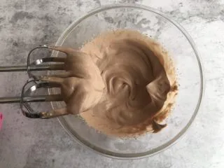 脏脏杯子蛋糕,用电动打蛋器打至图片状态