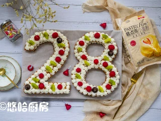 数字生日蛋糕,盖上另一片蛋糕,继续在蛋糕边缘挤上一圈淡奶油,在空隙中摆上树莓、猕猴桃块和水滴巧克力。蛋糕放入冰箱冷藏定型,吃之前取出即可。