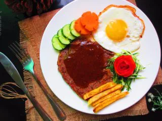 黑胡椒牛排，自制简单西餐,如果牛排比较厚，待两面煎好后，可以把肉竖起来继续煎一下四周封锁住肉汁，防止肉汁从侧面流出。