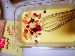 酸奶蛋(也可以用牛奶),放入坚果,轻微搅拌