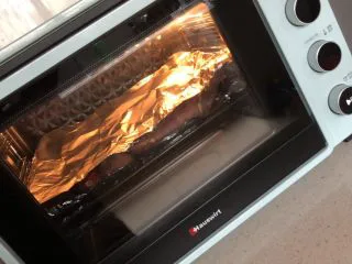 超简单的烤山芋,再在上面包一张锡纸，以防山芋糖水四溅喔