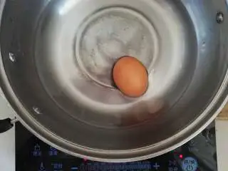 美味+营养+核桃+肉酱意面,锅中倒入水,凉水加入鸡蛋,将鸡蛋煮熟,我喜欢吃全熟的,用了10分钟的时间煮鸡蛋,煮熟后捞出。