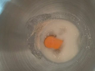 卡仕达奶油面包——奶油饺子包,打入一个鸡蛋糖13克搅合交合