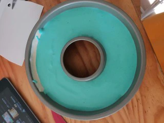 卡通圆环戚风蛋糕,填满 130℃_35分钟 我家烤箱比实际高出30℃左右,所以自家烤箱根据实际情况有所调整 出炉振模,倒扣,晾凉