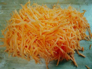 紫菜光饼,也叫福州肉烧,胡萝卜去皮用擦丝器擦成细丝