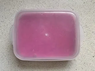 火龙果酸奶冻,盖好盖子，冰箱冷藏1小时以上至完全凝固