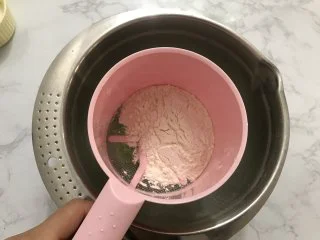 迷你圣诞树蛋糕,把低筋面粉过筛到上述混合液中，搅拌成无干粉状态。