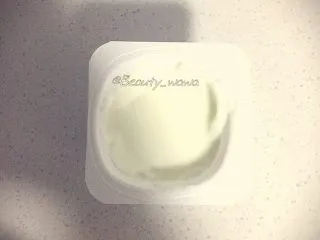 送你一杯好喝又美丽的思慕雪,准备好酸奶和其中一种水果放入榨汁机搅匀（酸奶要选流动性强的，不要太浓稠）