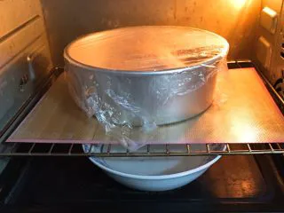 奶油黑麦奶酪包,烤箱发酵档,底部放一碗热水,发酵60分钟,天气冷30分钟更换一次热水。