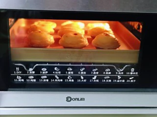 会爆浆的脏脏蛋挞～咬一口细滑醇香,烤了15分钟时候，好美，拍了一张。