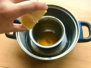 薯条的N种吃法,在小碗或者小锅中磕一个蛋黄,手榨柠檬汁,小心别把籽给榨出去了。蛋白的话……做双皮奶去了,嘿嘿~绝不浪费!放在一个大一点的装有高差不多俩指头水的锅中。