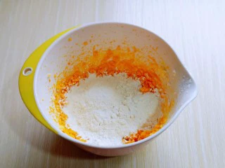 香酥仿真南瓜小饼干,筛入低筋面粉与玉米淀粉,翻拌均匀,至无干粉。