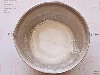 圣诞糖霜饼干,将蛋白粉和温开水融合在一起,分次筛入糖粉,电动打蛋器打发,不要太稀,也不要太稠