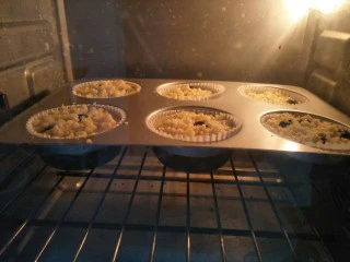 蓝莓酥粒蛋糕,放入预热好的155度烤箱烤35分钟，烤箱温度根据自家的调节。