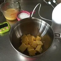 百利甜酒核桃磅蛋糕,黄油切小块,室温软化备用