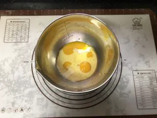 橙香戚风蛋糕,蛋黄、牛奶、玉米油一起倒入盆中。