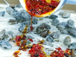 烤箱版【金针菇蒜香烤花蛤】,把调汁淋到花蛤上面。