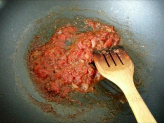 馅料足足的超级至尊匹萨,炒披萨酱:油锅烧热,放少许玉米油,下适量洋葱爆香,下番茄丁和披萨草,盐,糖,黑胡椒小火炒至番茄变软成酱,盛出放凉待用。