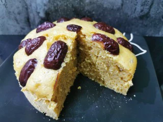 红糖发糕的家常做法（1个蛋）,切一块尝一下