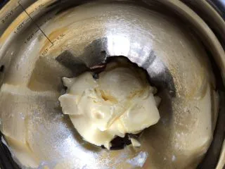 可爱圣诞帽子塔,黄油室温软化、或微波炉加热20秒、或烤箱发酵功能软化